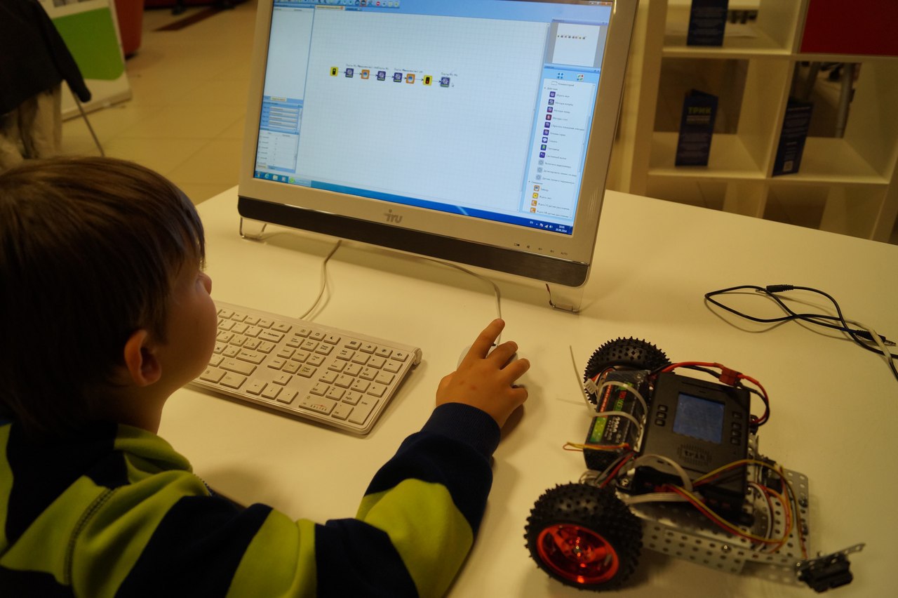 Направление робототехники в летней школе по программированию от Яндекса и ABBYY