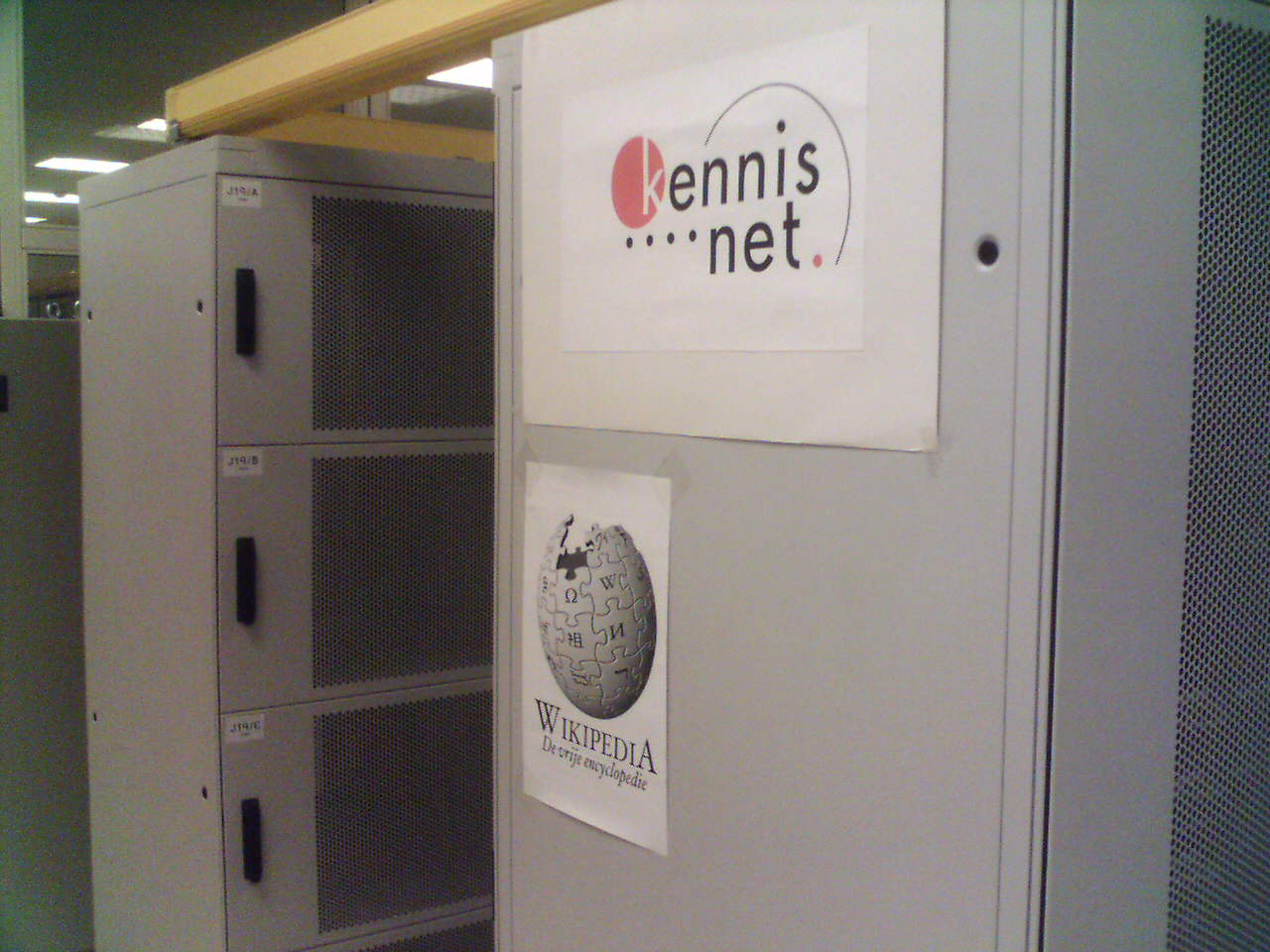 Kennisnet Wikipedia serverroom.jpg