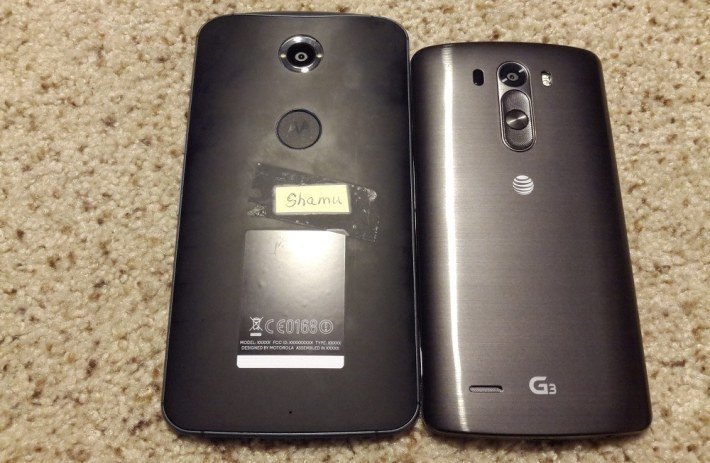 Это Motorola Nexus 6: 5,9 дюймов и 3200 мАч