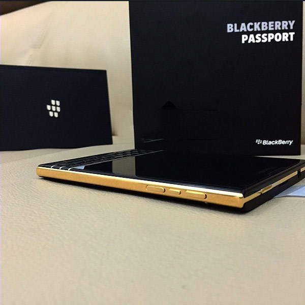 смартфон BlackBerry Passport Gold Edition