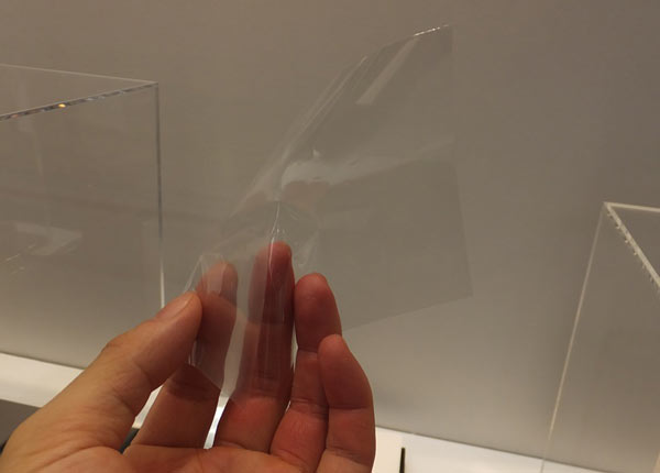 Толщина G-Leaf — всего 30 мкм, что делает стекло похожим на пластиковую пленку: гибким и небьющимся