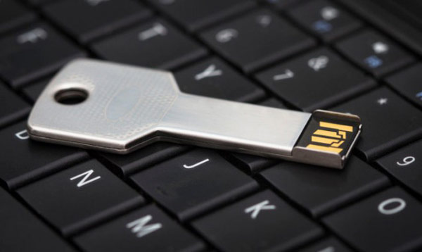 Устройство Google Security Key подключается к порту USB