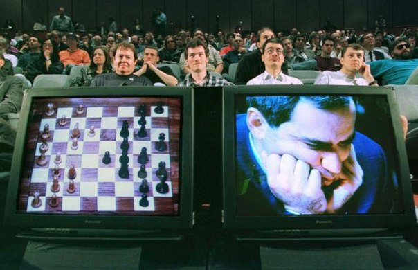 Гарри Каспаров проиграл суперкомпьютеру Deep Blue в шахматы из за компьютерного сбоя