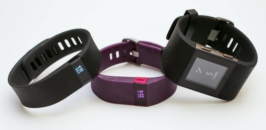 Fitbit представила 2 новых фитнес браслета Charge и Charge HR, а также «суперчасы» Surge