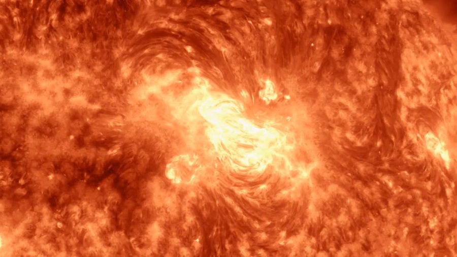 Timelapse видео крупнейшего пятна на Солнце от NASA + видеомодель земного урагана 2005 года