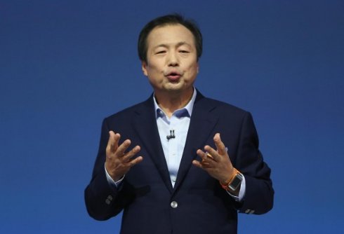Зарплата генерального директора Samsung сократилась более чем в 2 раза