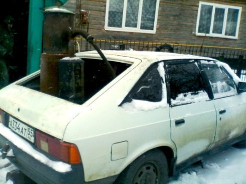 Житель Омска заправляет свой автомобиль шишками и навозом