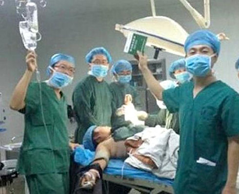 Китайских врачей уволили за селфи во время операции
