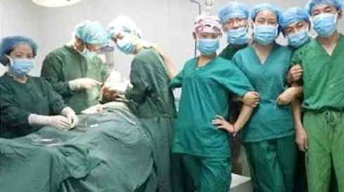 Китайских врачей уволили за селфи во время операции