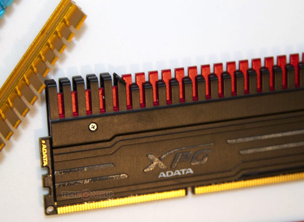 Компания Adata привезла на выставку CES 2015 третье поколение модулей памяти XPG DDR3
