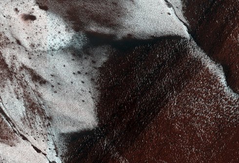 На Марсе нашли иней (ФОТО)