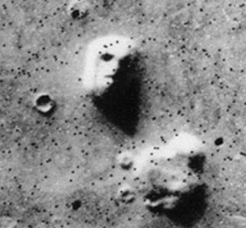 На Марсе обнаружили «смайлик»