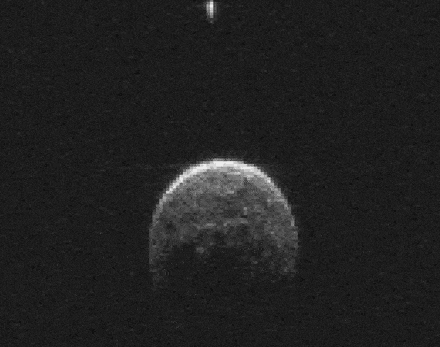 У пролетающего мимо Земли астероида обнаружен мини-спутник - 2