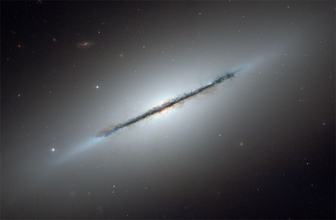 Хаббл постоянно обнаруживает галактики расположенные очень далеко от нас - 3