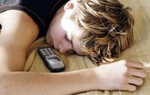 Причины, по которым нельзя брать телефон с собой в постель