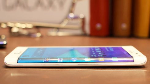 Samsung загнет дисплей нового смартфона на обе грани