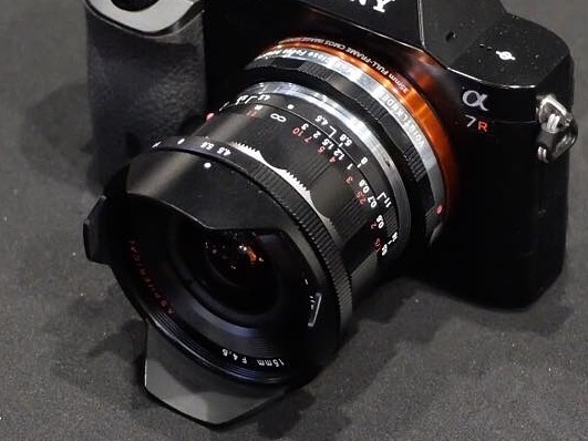 Объектив Voigtlander 15mm Heliar III показан установленным на камеру Sony A7r