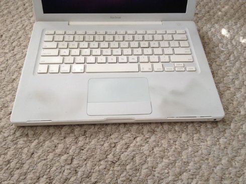 На eBay продают Apple MacBook с привидениями