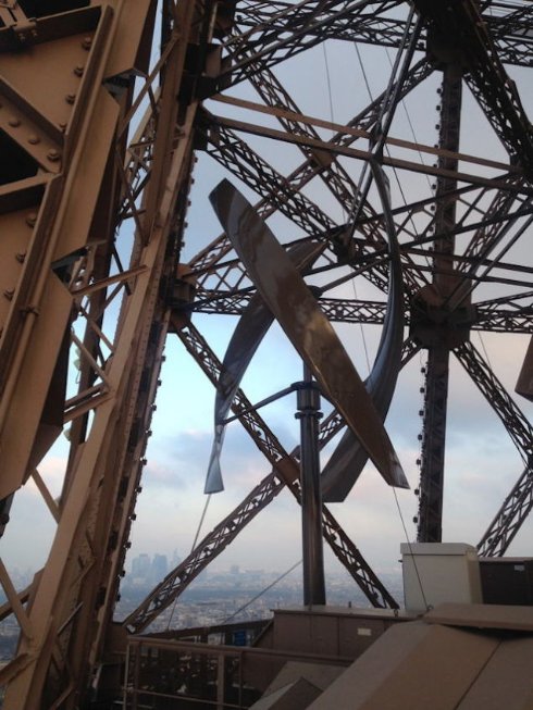 На Эйфелеву башню установили ветряные электрогенераторы