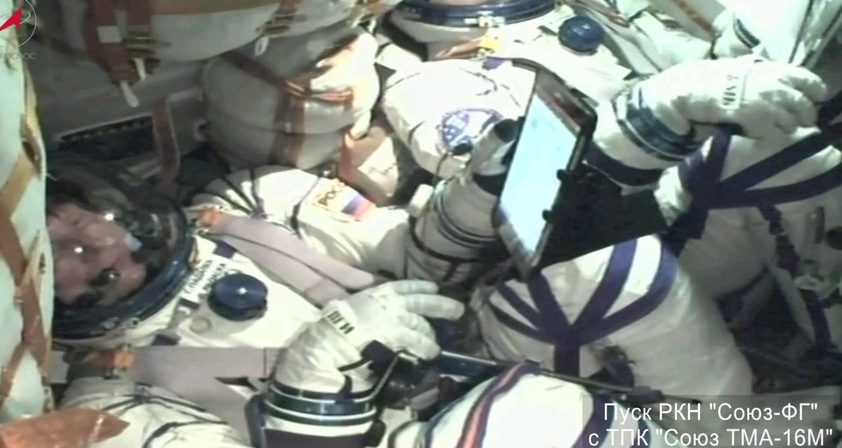 Российские космонавты впервые использовали планшет для работы - 1
