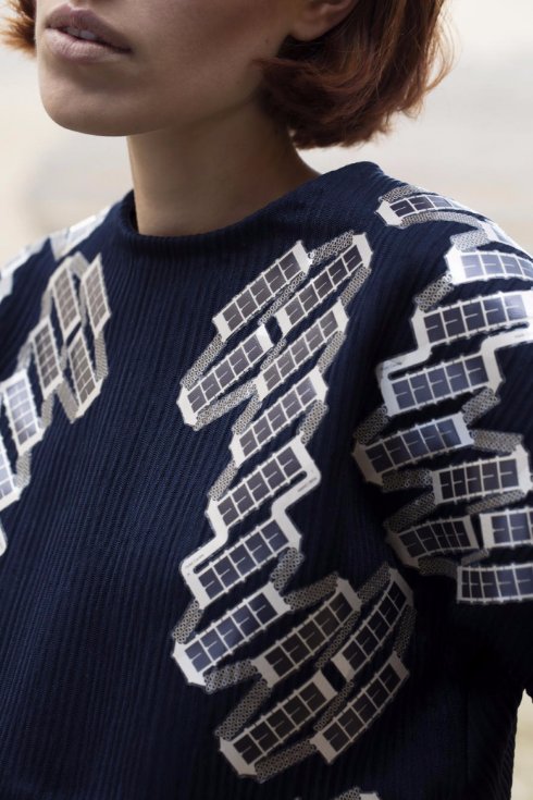 В Голландии создали футболку с солнечными батареями