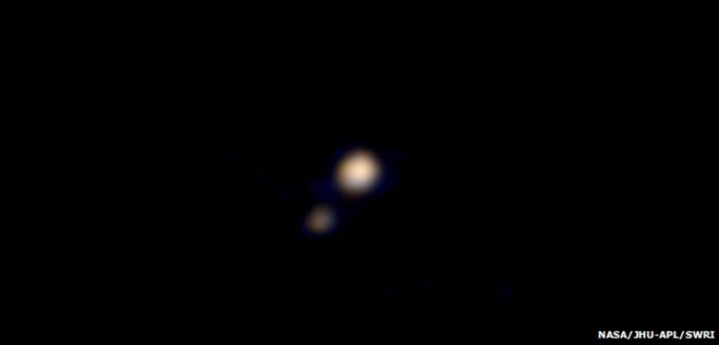 Зонд New Horizons прислал цветные снимки Плутона и Харона - 1