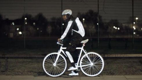 Велосипедисты для безопасности будут светиться в темноте