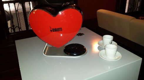 Представлена уникальная кофемашина в форме сердца