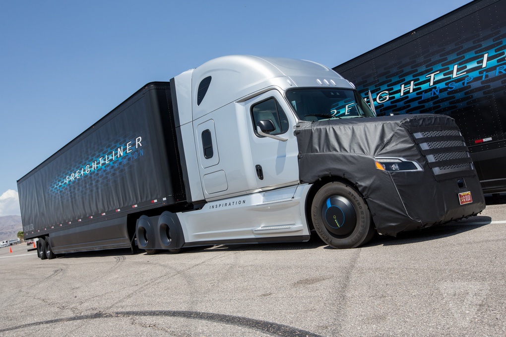 Daimler представил первый коммерческий автономный грузовик, которому разрешено использовать обычные дороги - 3