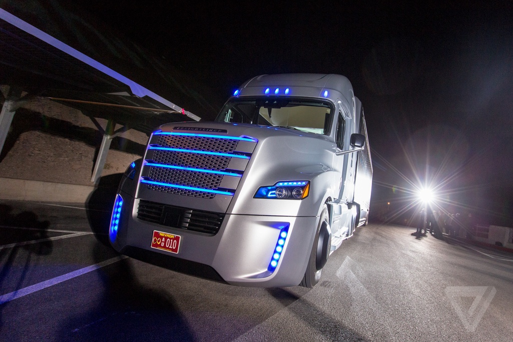 Daimler представил первый коммерческий автономный грузовик, которому разрешено использовать обычные дороги - 1