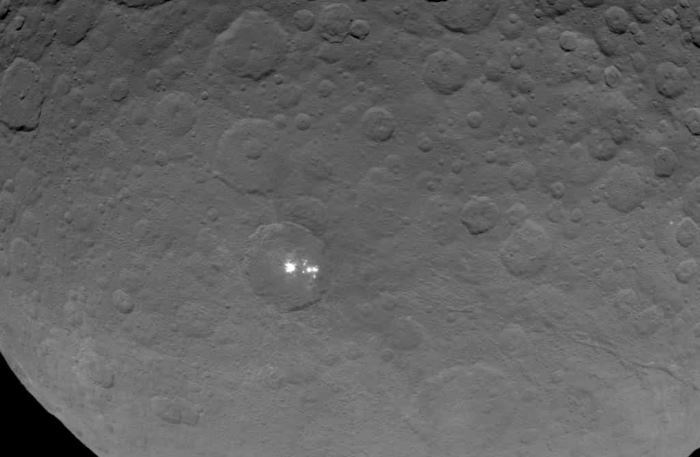 Зонд Dawn получил наиболее качественные фотографии пятен Цереры - 1