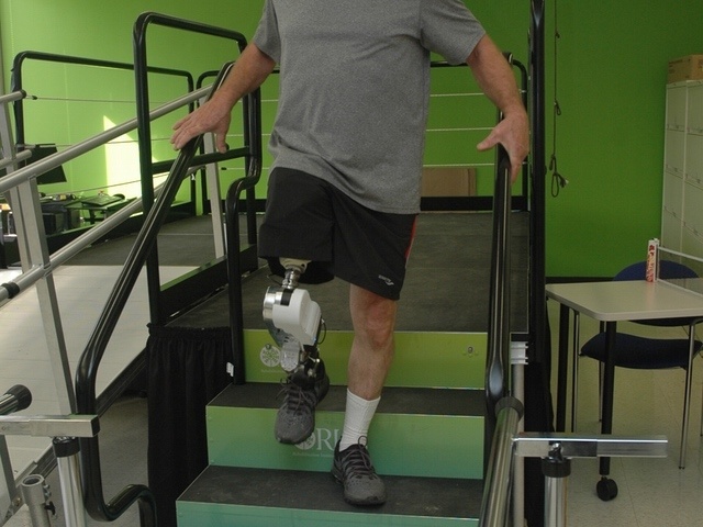 Новый бионический протез ноги без проблем справляется со спуском по лестнице - 1