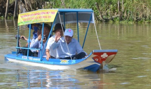 Вьетнамские фермеры сделали лодку на солнечных батареях - 1