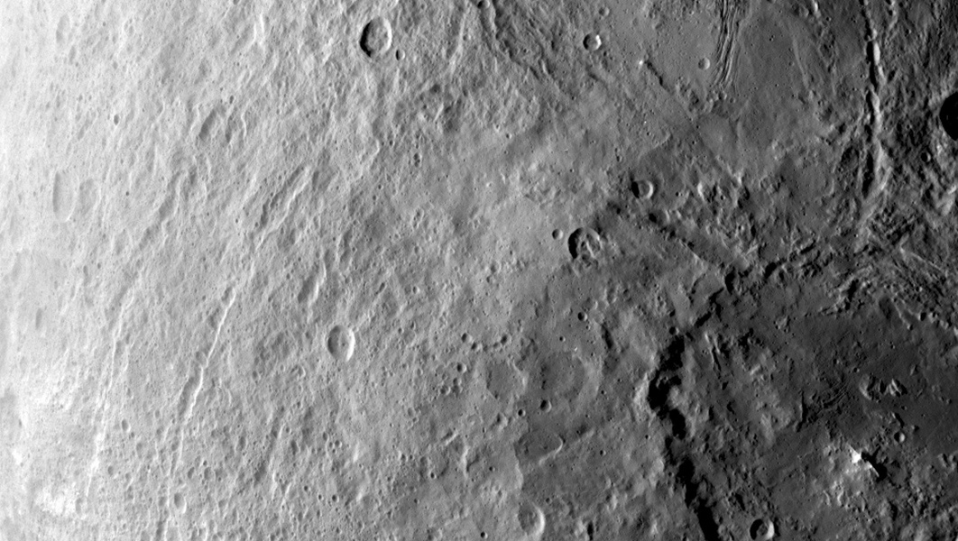 Зонд Dawn сделал снимки белых пятен на Церере с расстояния в 4,4 тысячи км - 1