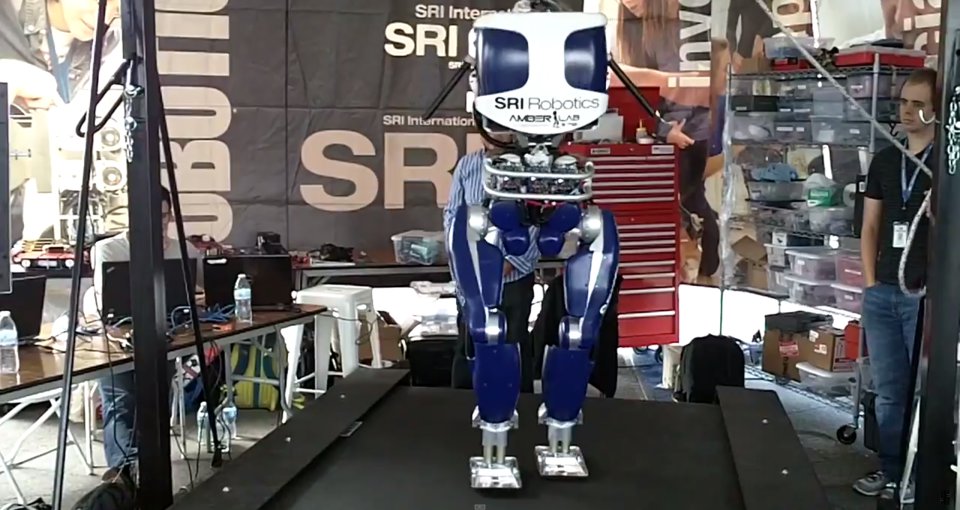 Этот робот ходит, как человек - 1