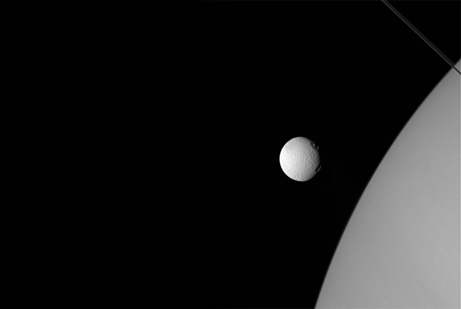 Cassini сфотографировал три спутника Сатурна одновременно - 3