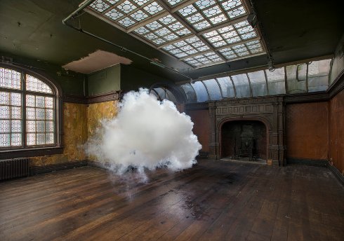 Художник создаёт настоящие облака внутри помещений (Видео)