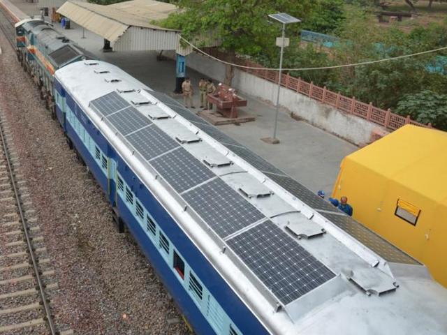 Индия запустила пробный поезд, использующий солнечную энергию - 1