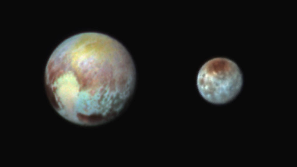 NASA выложило цветные снимки Плутона и Харона - 1