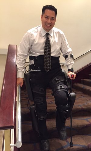 Экзоскелет помогает парализованному человеку ходить по улицам Нью-Йорка - 3