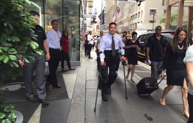 Экзоскелет помогает парализованному человеку ходить по улицам Нью-Йорка - 1