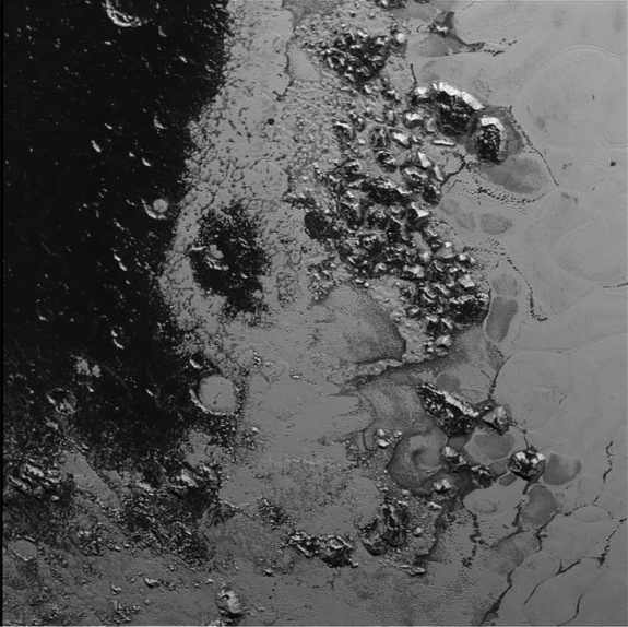 New Horizons обнаружил на Плутоне движущиеся льды и дымку - 1