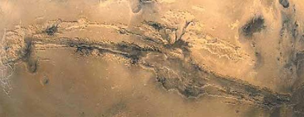 NASA опубликовало фотографию поверхности Марса со следами потоков воды - 1
