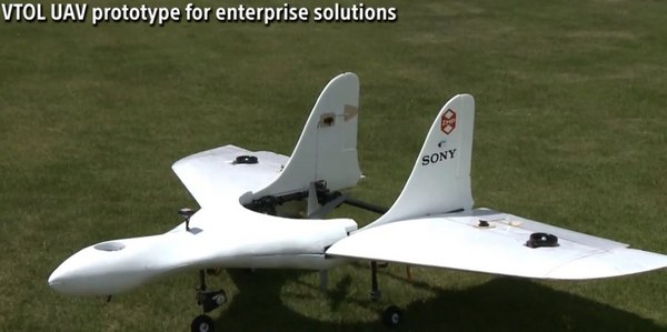 Грузоподъемность дрона составляет 10 кг, он может находиться в воздухе более двух часов, перемещаясь на скорости около 170 км/ч