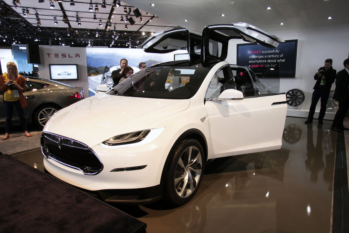 Новый электромобиль Tesla Model X обойдется покупателю в $132000. Обновление Roadster 3.0 — $29000 - 1