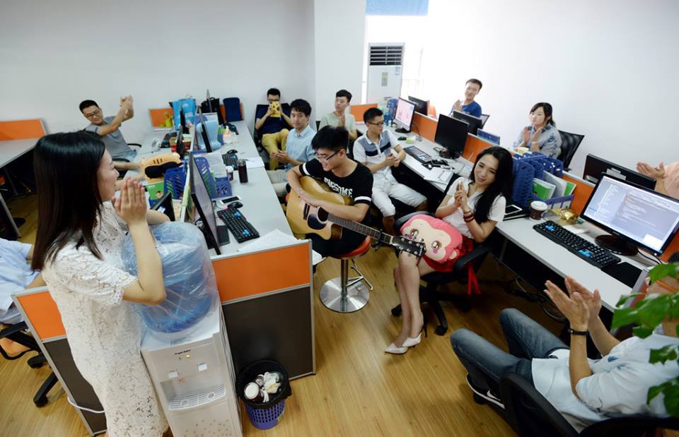 В Китае софтварные компании нанимают девушек для создания весёлой рабочей атмосферы - 3