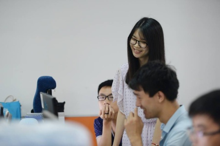 В Китае софтварные компании нанимают девушек для создания весёлой рабочей атмосферы - 1