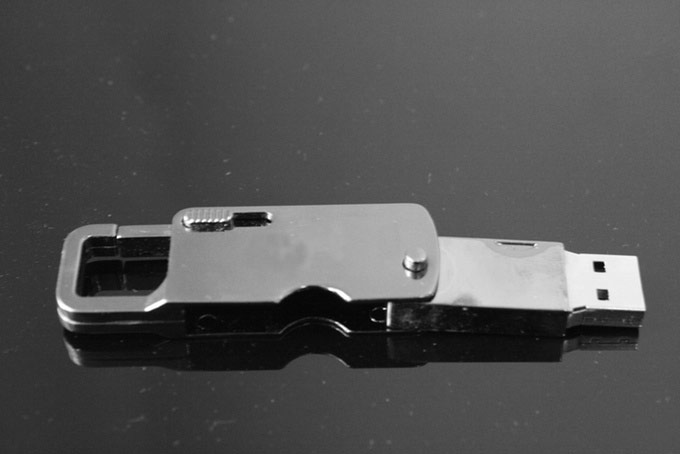 Корпус флэш-накопителя Nayano Outrider изготовлен из металла