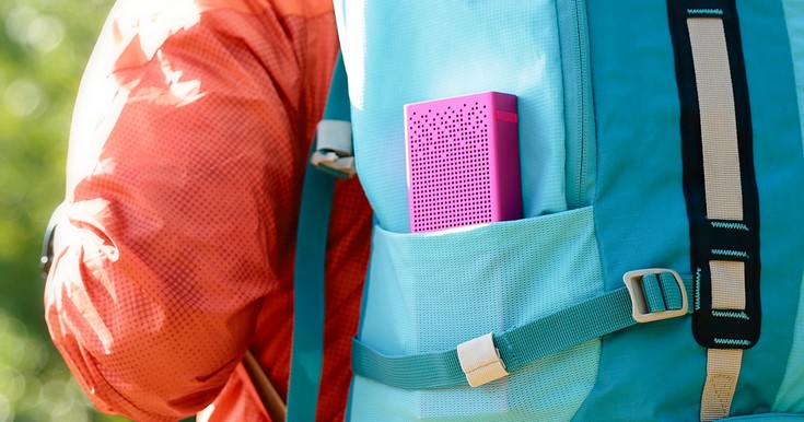 Портативная колонка Xiaomi Mi Bluetooth Speaker работает автомномно до восьми часов