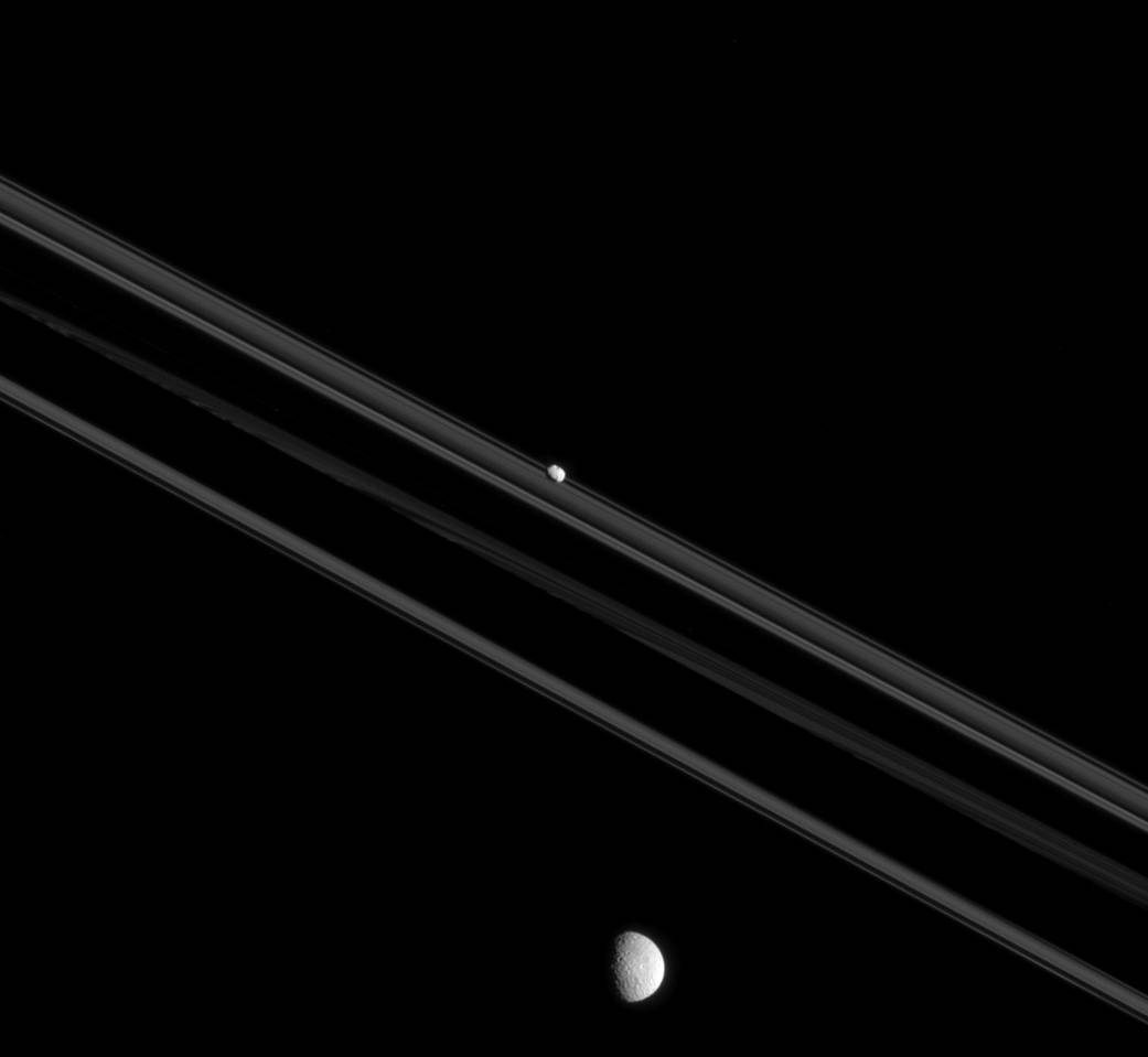 Cassini прислал новые снимки лун Сатурна — Мимаса и Пандоры - 2